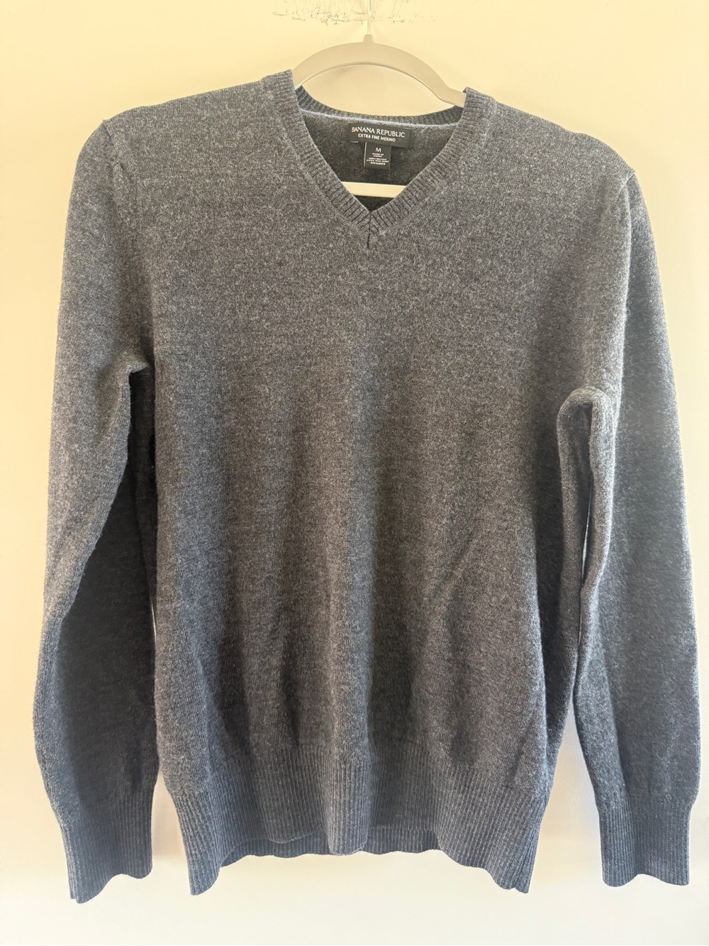 Banana Republic Men's Grey 100% Fine Merino Wool V-Neck Sweater